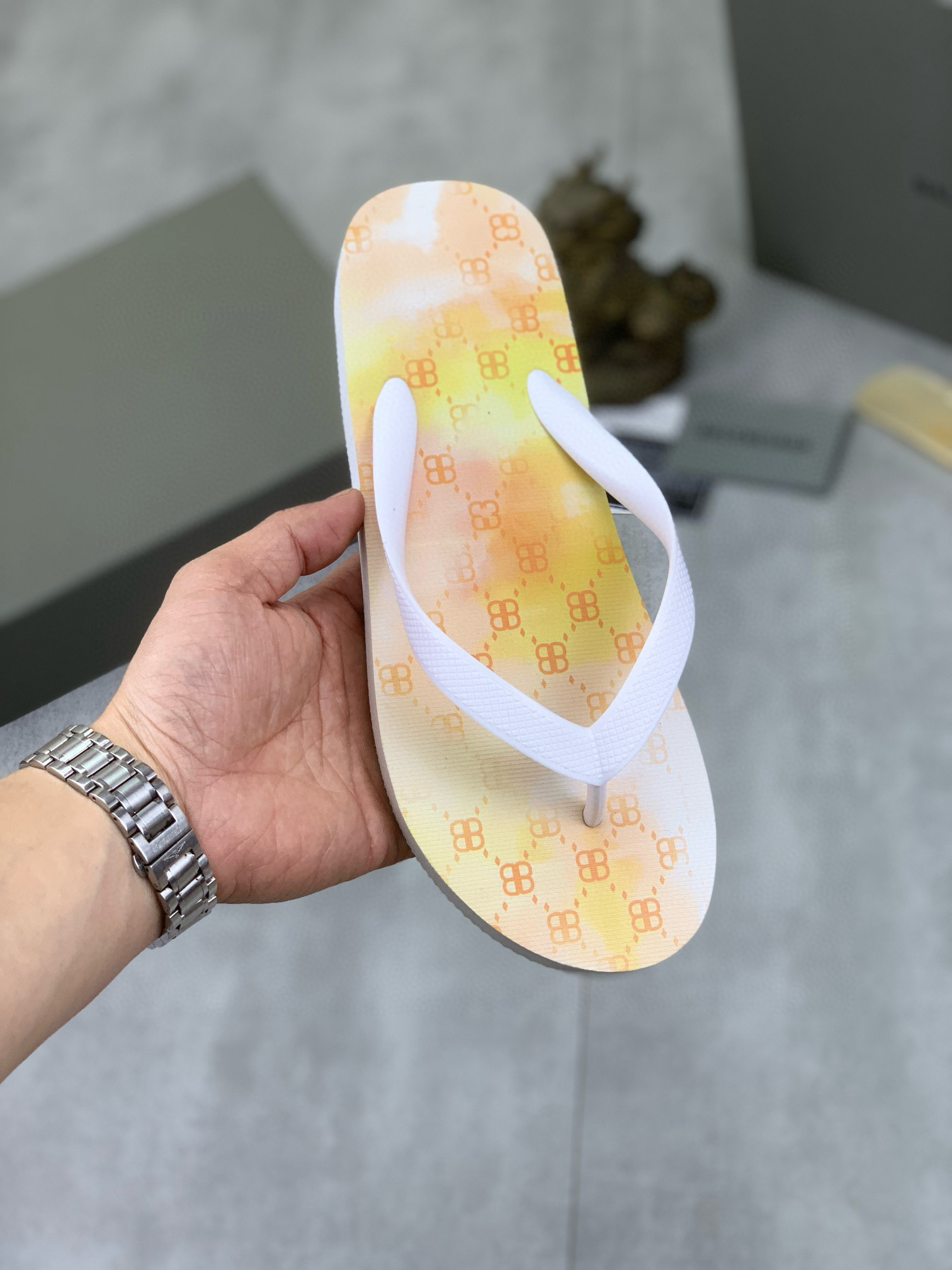 발렌시아가 남녀공용 슬리퍼