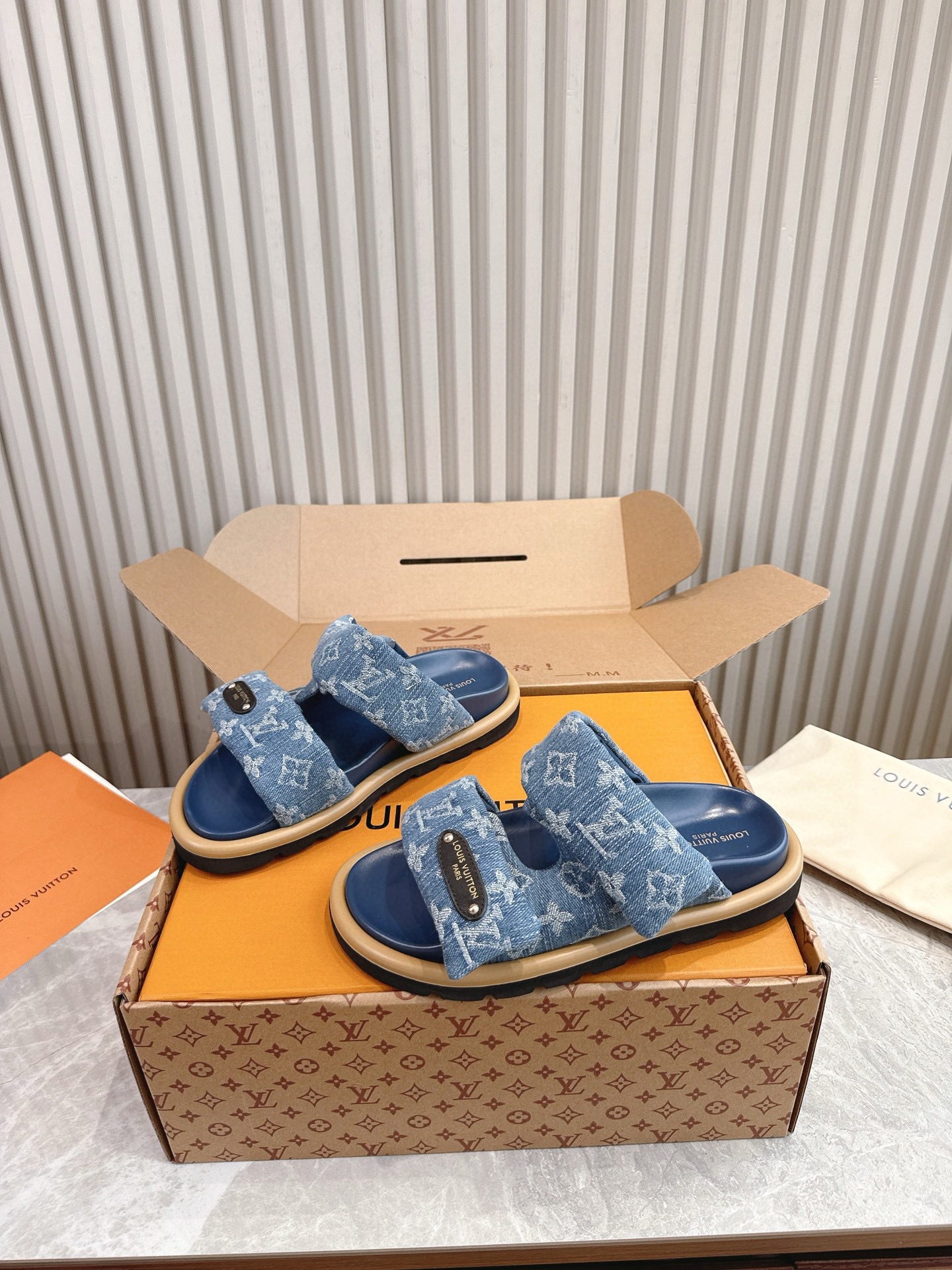 루이비통 남여 공용 슬리퍼