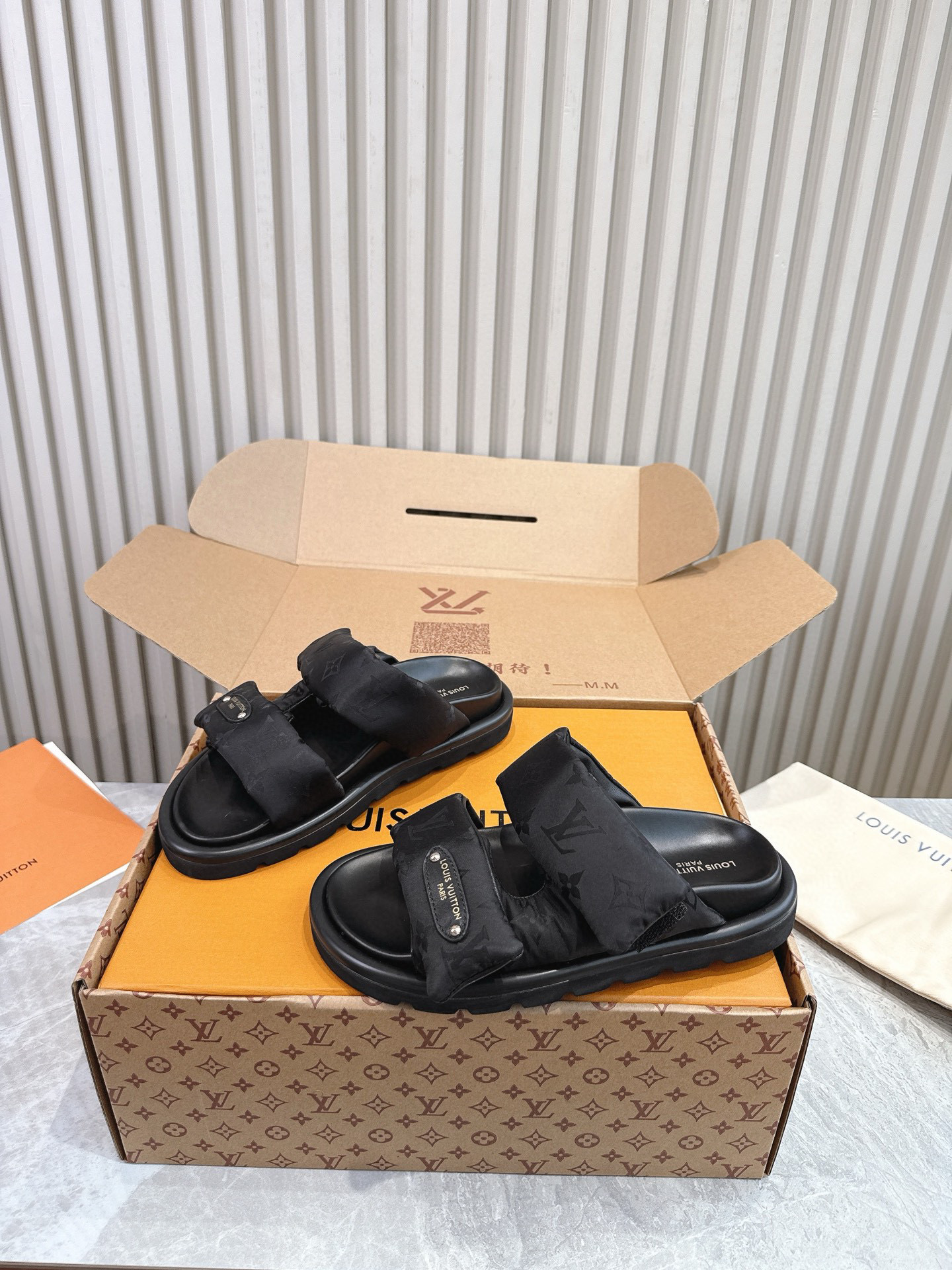 루이비통 남여 공용 슬리퍼
