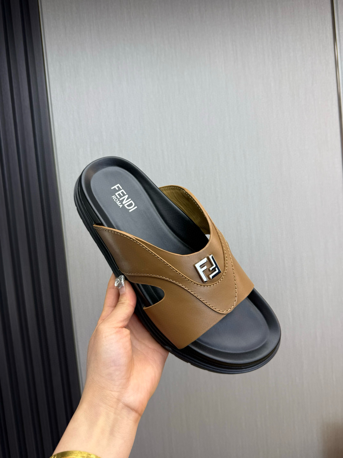 펜디 남자 슬리퍼