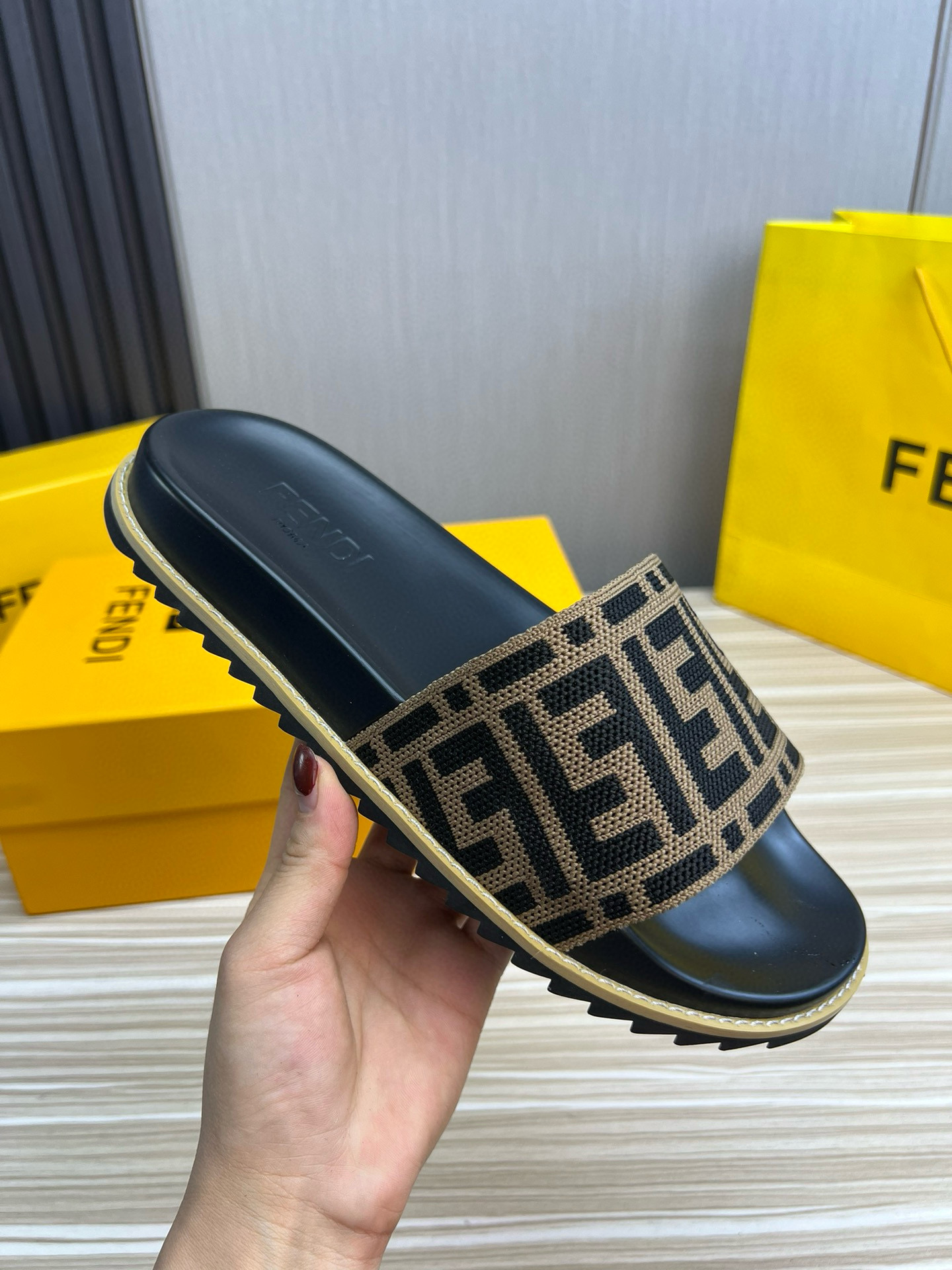 펜디 남자 슬리퍼