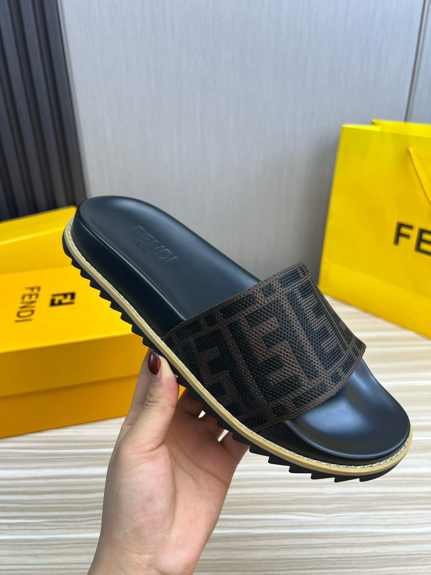 펜디 남자 슬리퍼