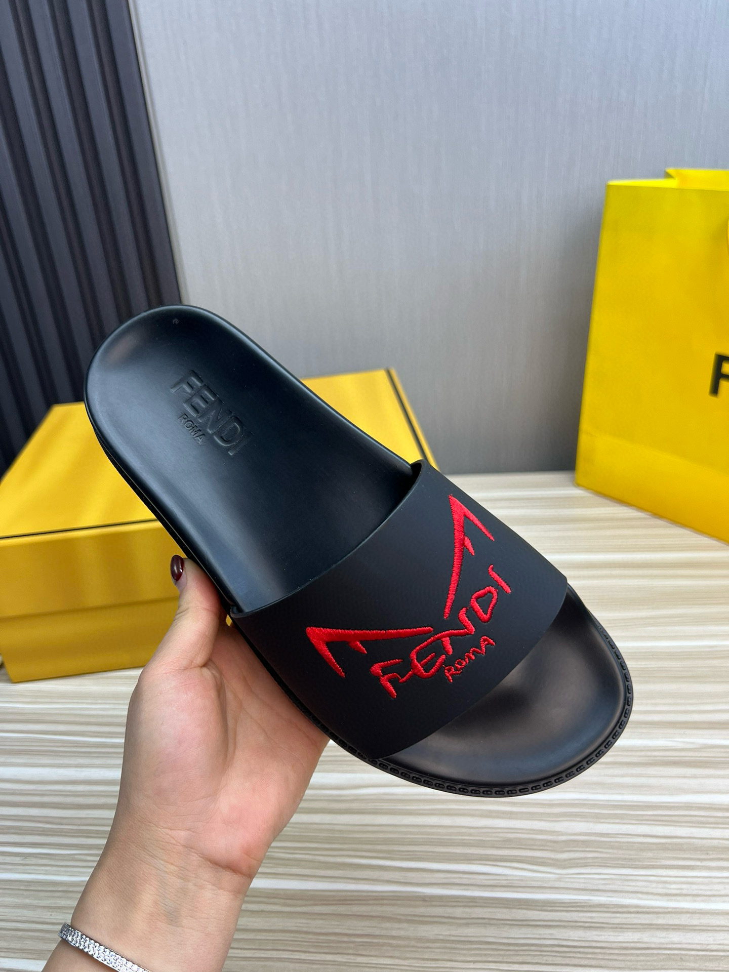 펜디 남자 슬리퍼