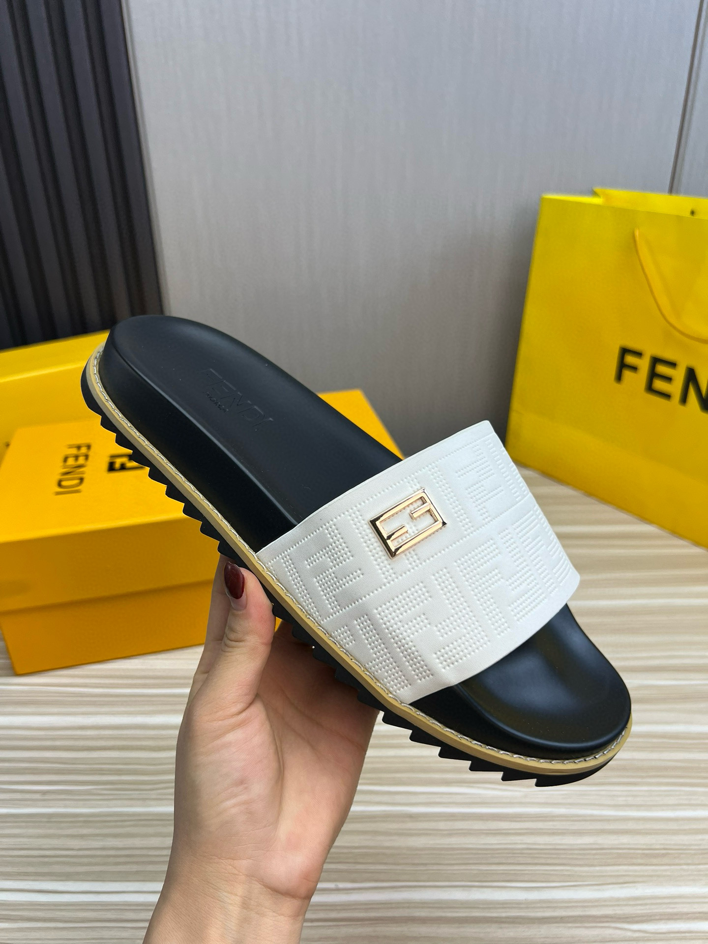 펜디 남자 슬리퍼