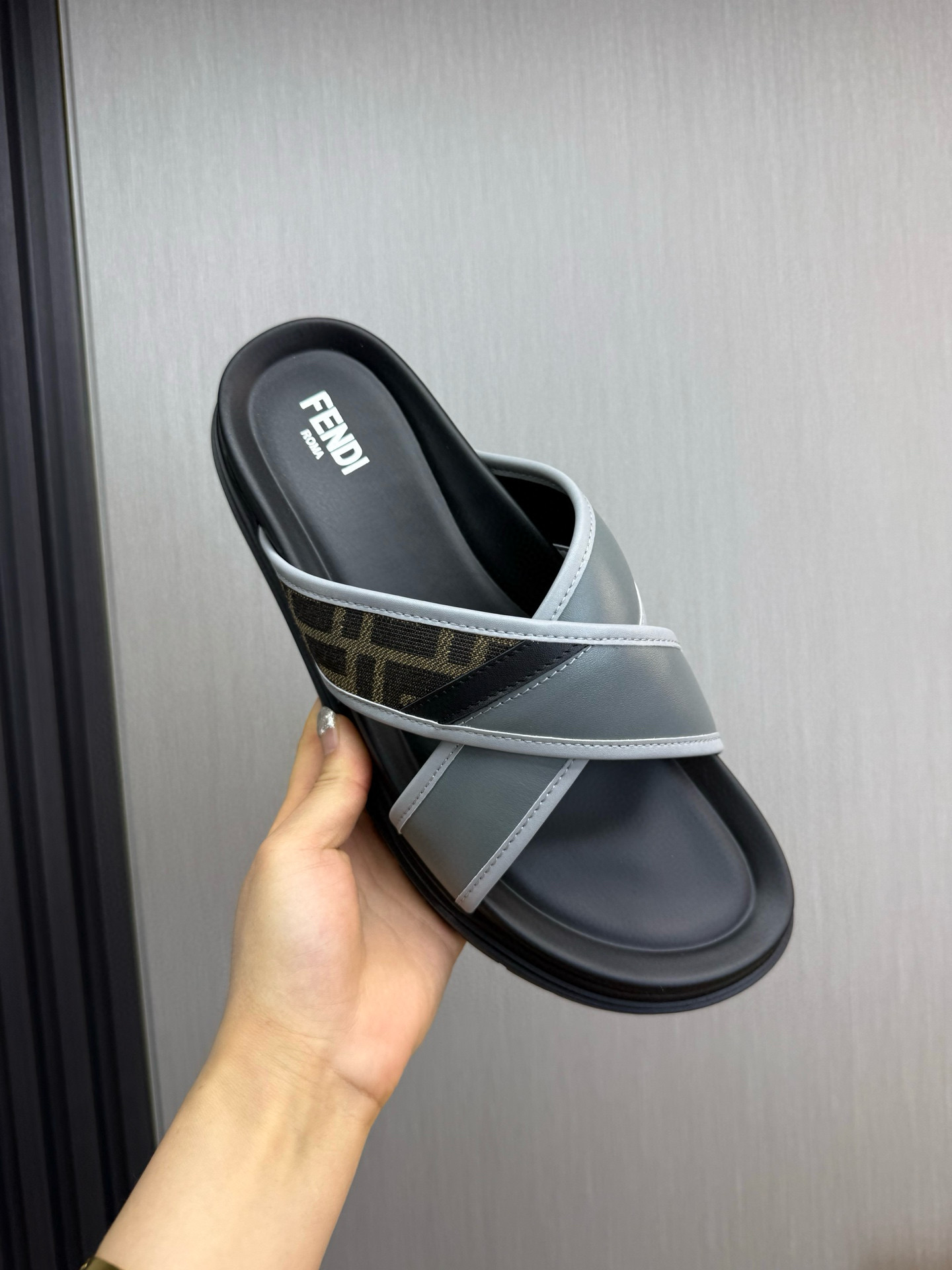 펜디 남자 슬리퍼