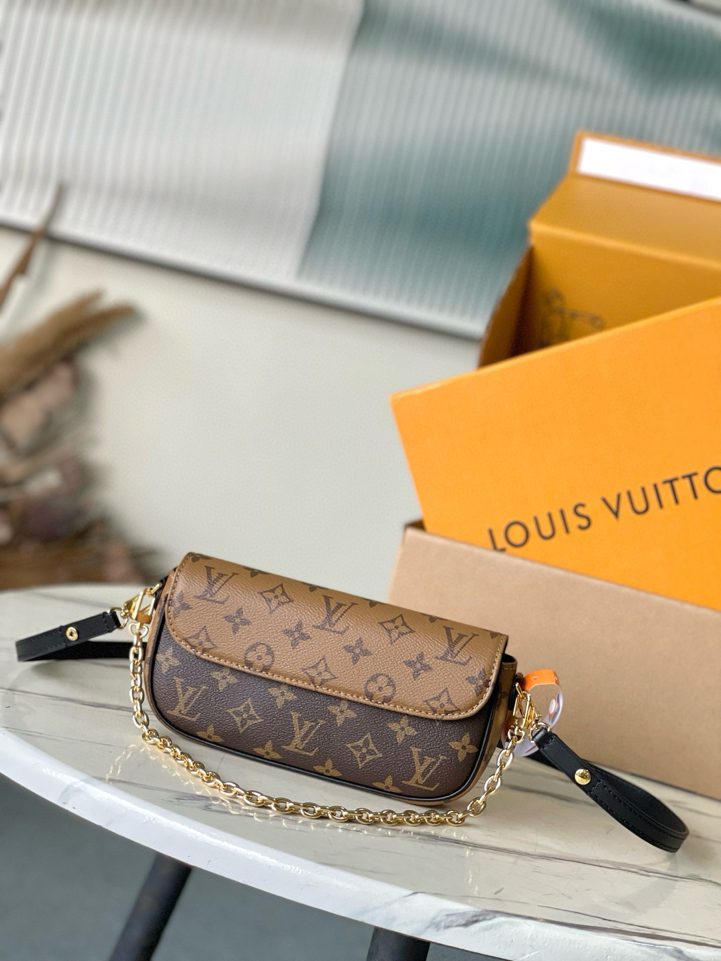 루이비통  M26587 여자가방